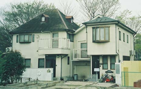 警方传单中的住宅外观。警视厅公开传单中的实际住宅照片。它帮助辨认建筑外观，不能据此复原案发时的屋内动作或出入路线。