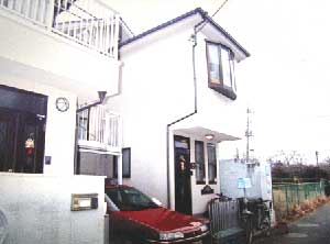 从住宅入口方向看公园。警方网页标为从事件现场玄关附近朝都立祖师谷公园拍摄的照片。它记录周边视角，没有拍摄到作案者的行踪。