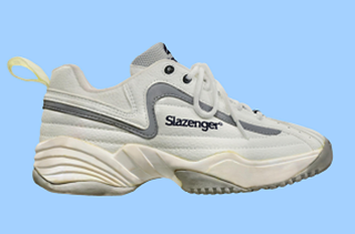 Slazenger 低帮候选款的侧面照片。警方鞋款专题公开的网球鞋款辨认照片。现场留下的是鞋印；照片展示由印迹指向的候选款，不是从现场回收的鞋。