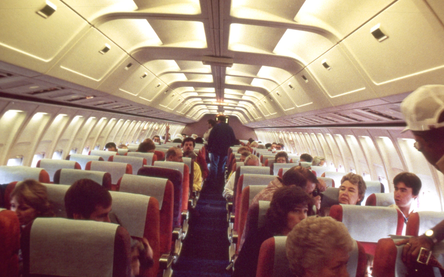 客机客舱的真实空间。原上传者标注为 1980 年的 707/727 客舱资料照，可见座椅、舷窗、行李架与过道的空间关系。作为客舱结构参考，并非涉案 305 航班影像。