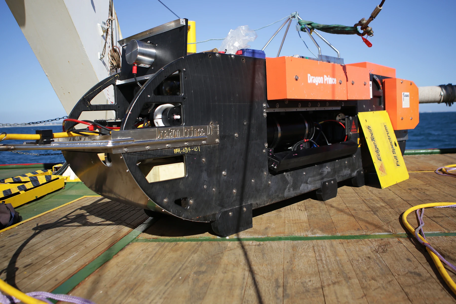 MH370 搜索使用的深拖声呐设备。2014 年 10 月 10 日，Fugro Discovery 后甲板上的 Dragon Prince（EdgeTech DT-1），在西澳近海首次校准投放前拍摄。这是搜索设备照片，不是飞机残骸或海底发现影像。